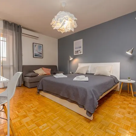 Angelina Free Public Parking Daire Zadar