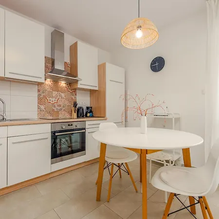 Daire Angelina Free Public Parking