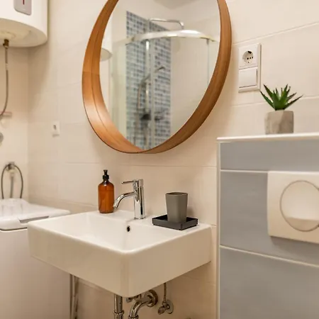 Daire Angelina Free Public Parking