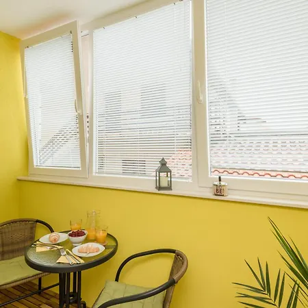 Angelina Free Public Parking Daire *