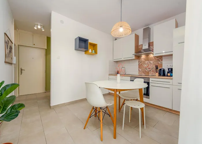 Angelina Free Public Parking شقة