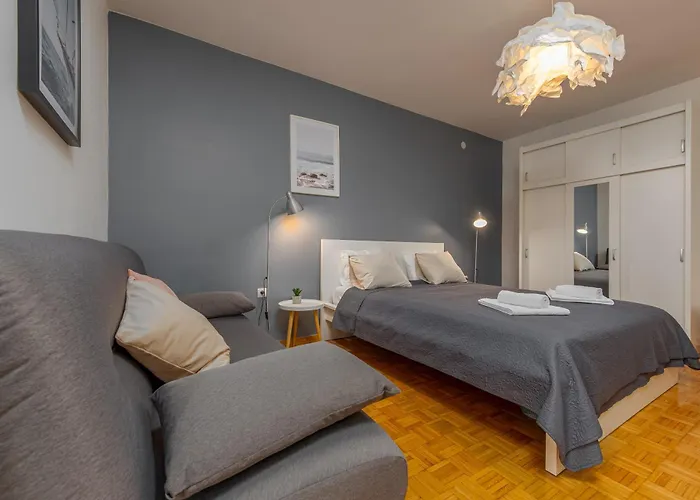 Angelina Free Public Parking شقة *